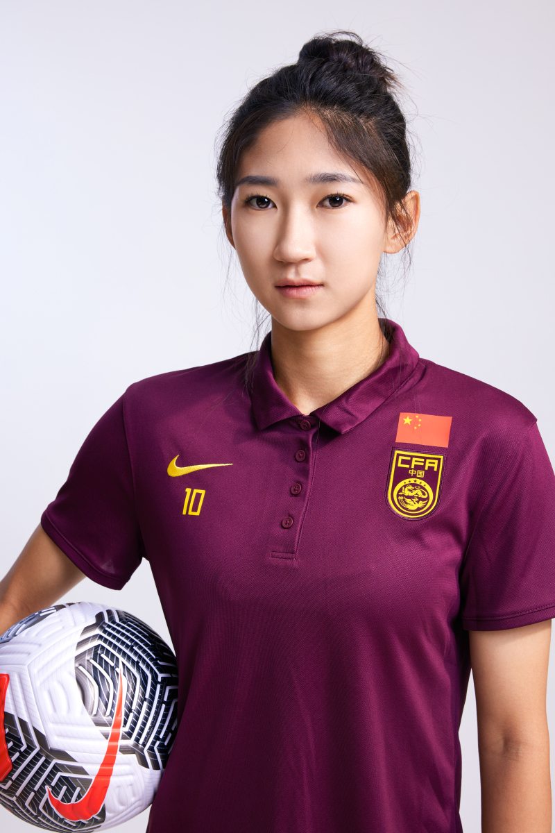 包含英姿飒爽：中国女足队员用汗水与梦想谱写传奇的词条