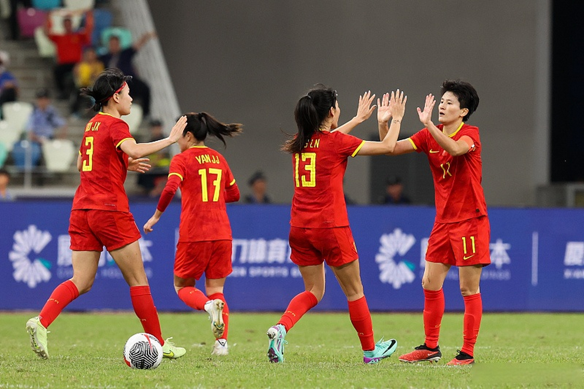 乐动体育-中国女足备战风雨无阻，力求全力以赴(中国女足备战风雨无阻,力求全力以赴的是谁)